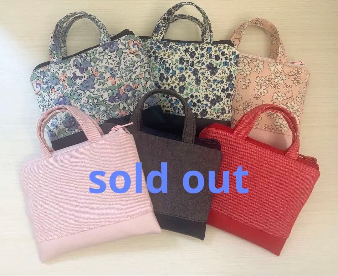 ビーズ刺繍のアップリケがかわいいリバティ生地フィービーミニバッグチャーム/デニム