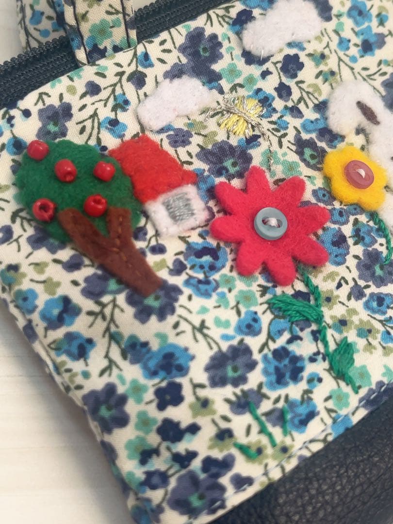 ビーズ刺繍のアップリケがかわいいリバティ生地フィービーミニバッグチャーム/デニム