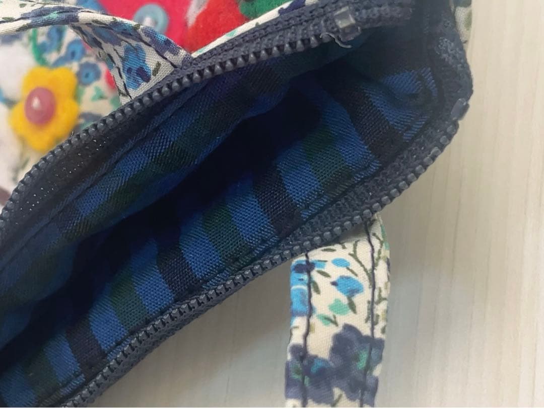 ビーズ刺繍のアップリケがかわいいリバティ生地フィービーミニバッグチャーム/デニム