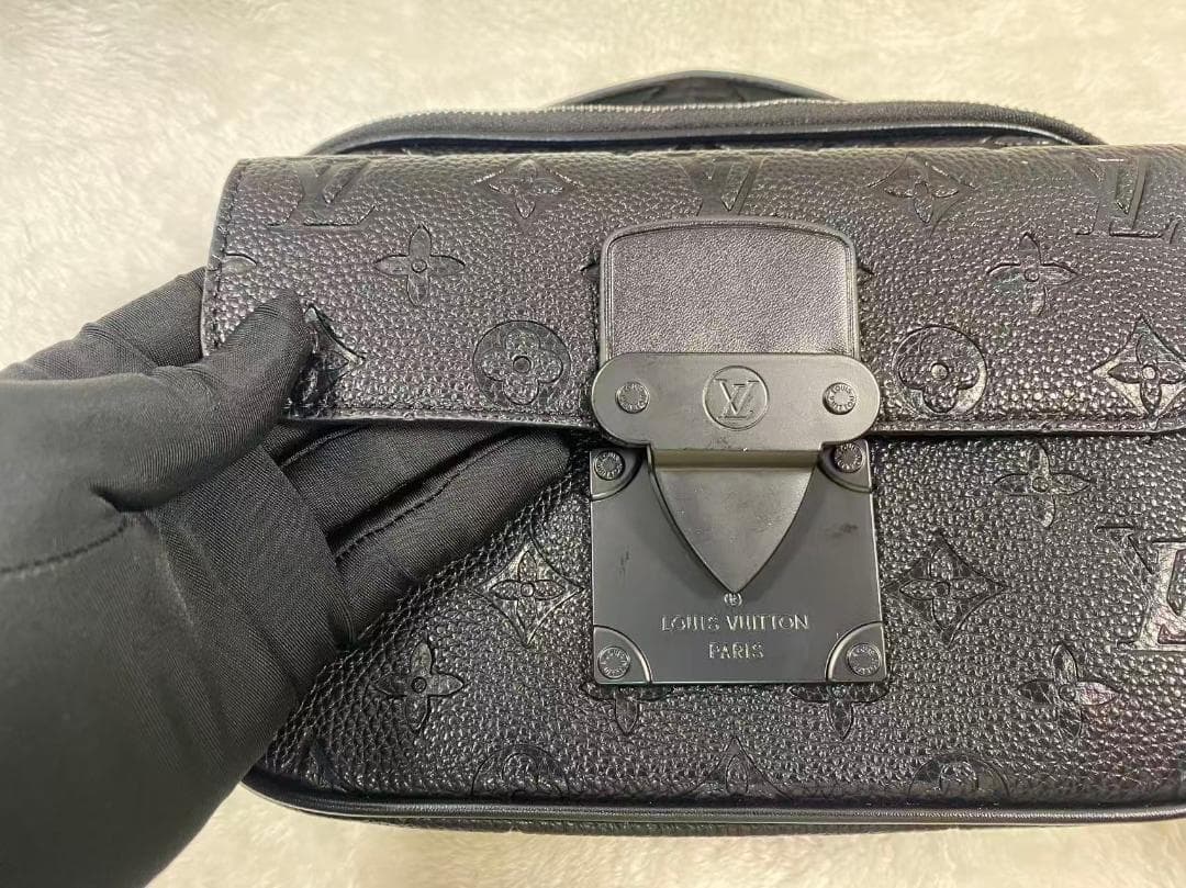 LOUIS✨ VUITTONメンズ ブラック ショルダーバッグ
