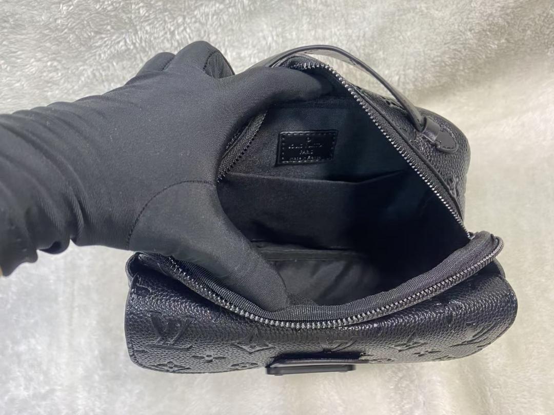 LOUIS✨ VUITTONメンズ ブラック ショルダーバッグ