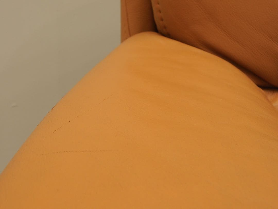 ヒモラ ベルク 3人掛け IDC大塚家具 革張り ウレタン オットマン カウチ