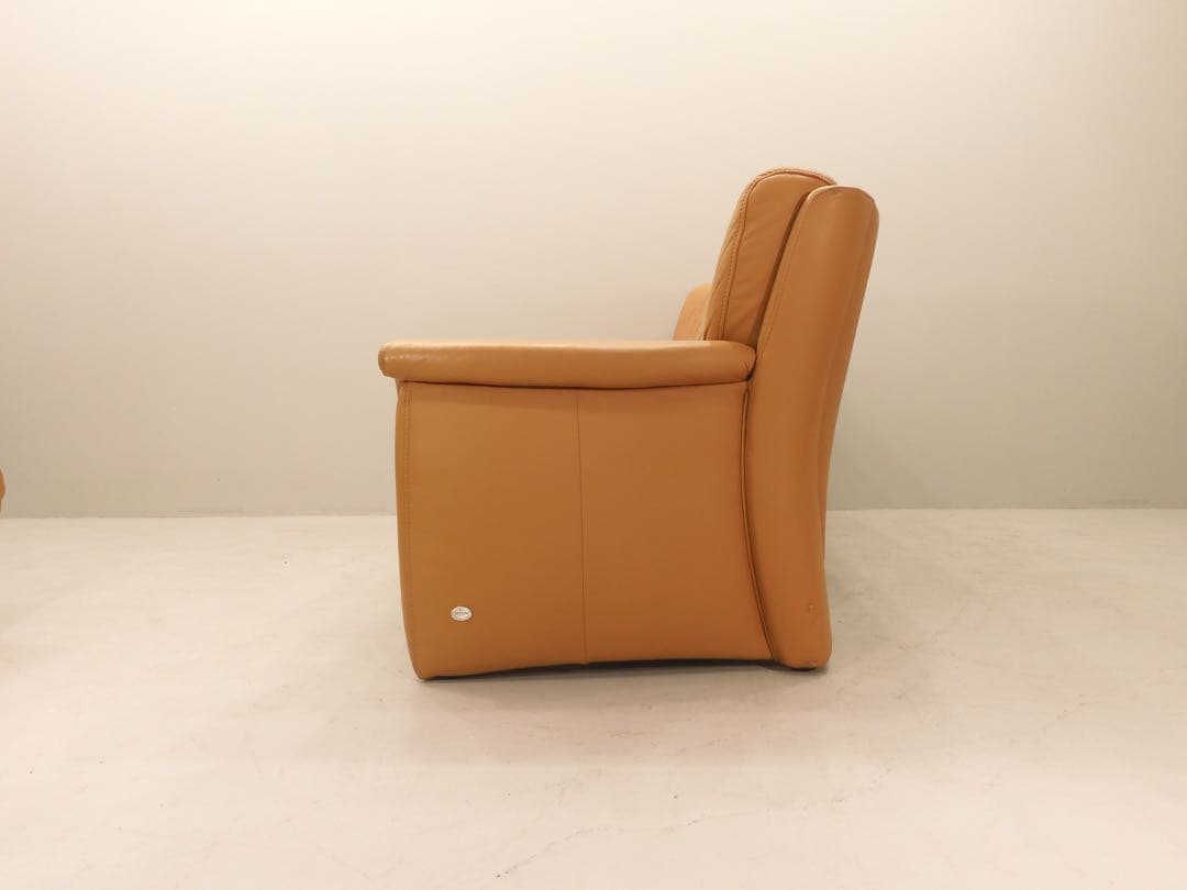 ヒモラ ベルク 3人掛け IDC大塚家具 革張り ウレタン オットマン カウチ