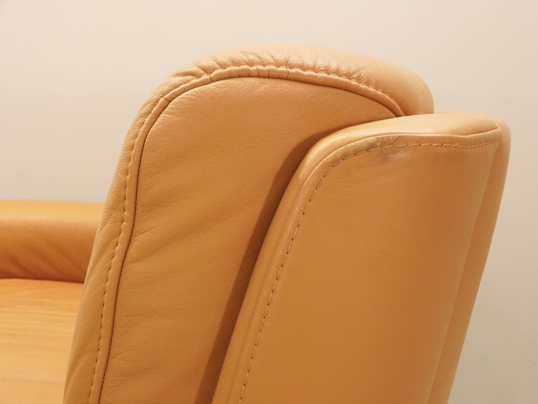 ヒモラ ベルク 3人掛け IDC大塚家具 革張り ウレタン オットマン カウチ