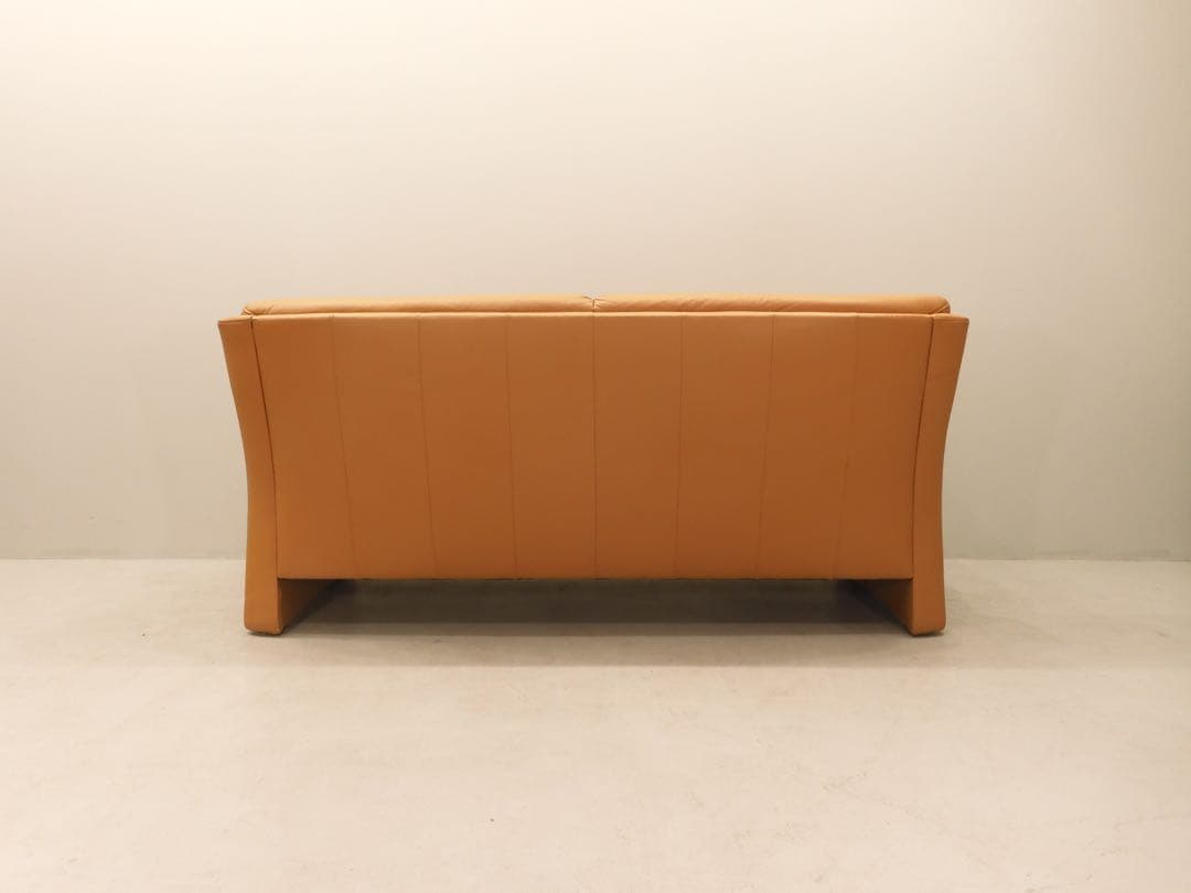 ヒモラ ベルク 3人掛け IDC大塚家具 革張り ウレタン オットマン カウチ