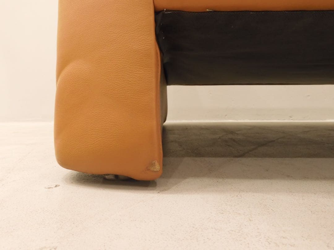 ヒモラ ベルク 3人掛け IDC大塚家具 革張り ウレタン オットマン カウチ