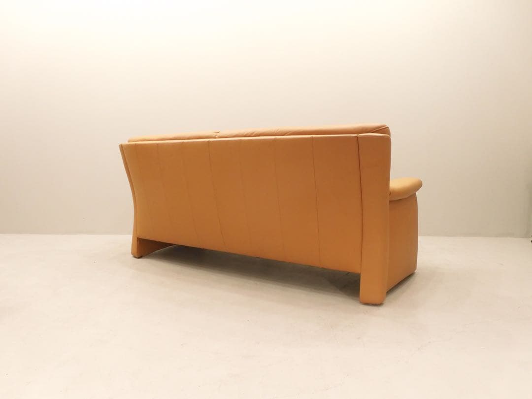 ヒモラ ベルク 3人掛け IDC大塚家具 革張り ウレタン オットマン カウチ