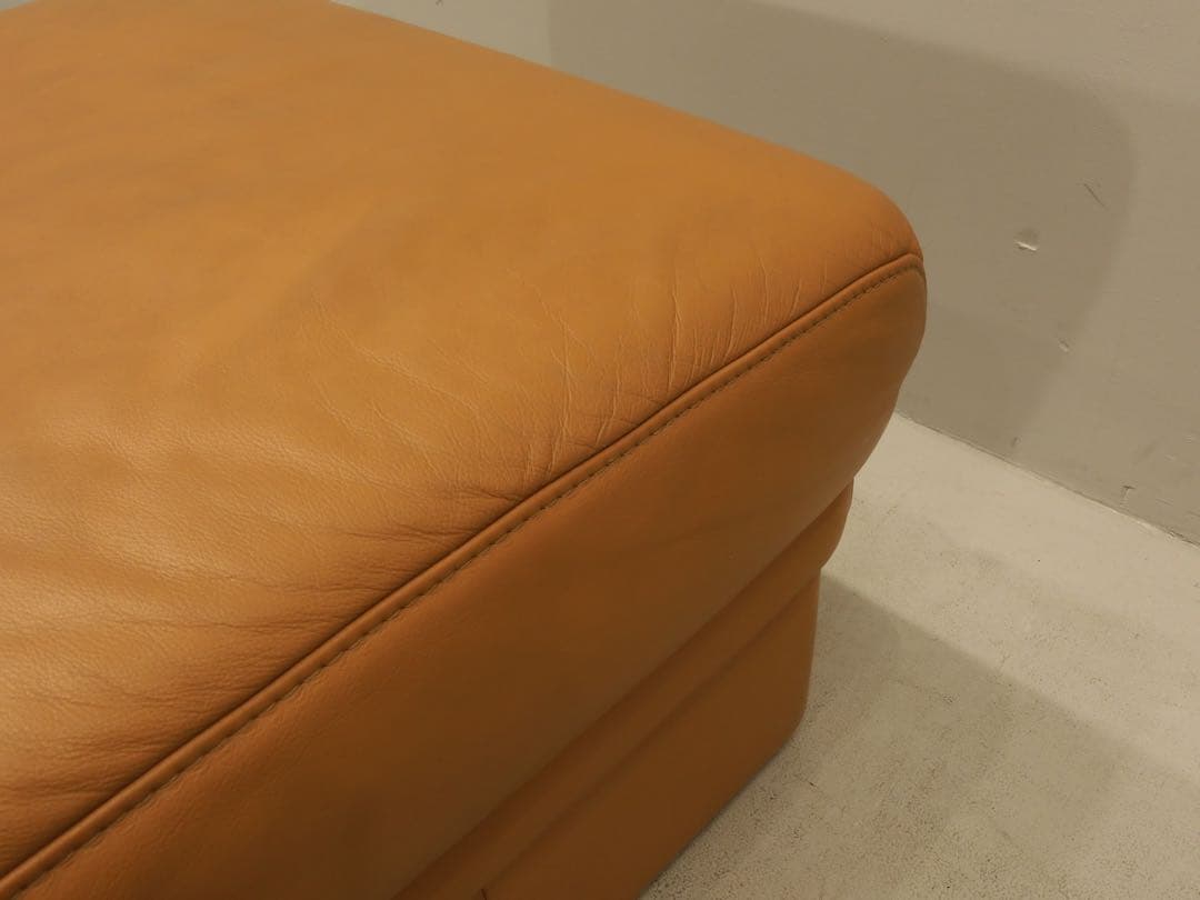 ヒモラ ベルク 3人掛け IDC大塚家具 革張り ウレタン オットマン カウチ