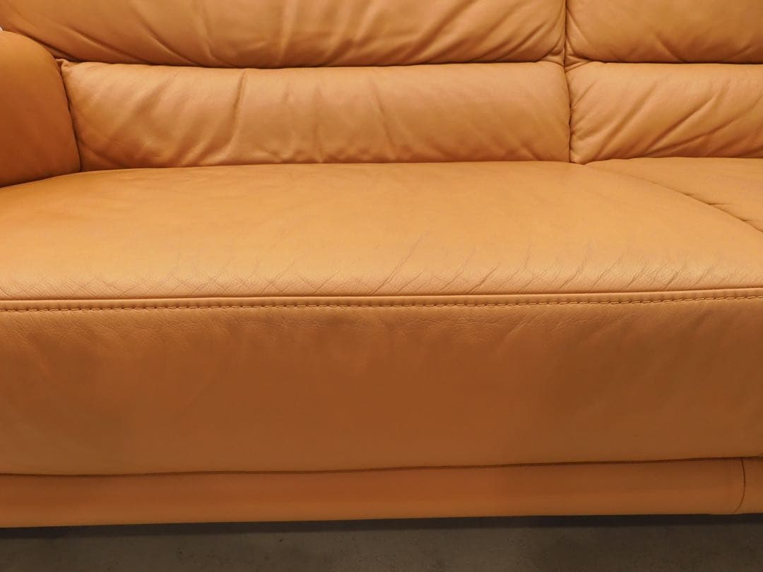 ヒモラ ベルク 3人掛け IDC大塚家具 革張り ウレタン オットマン カウチ