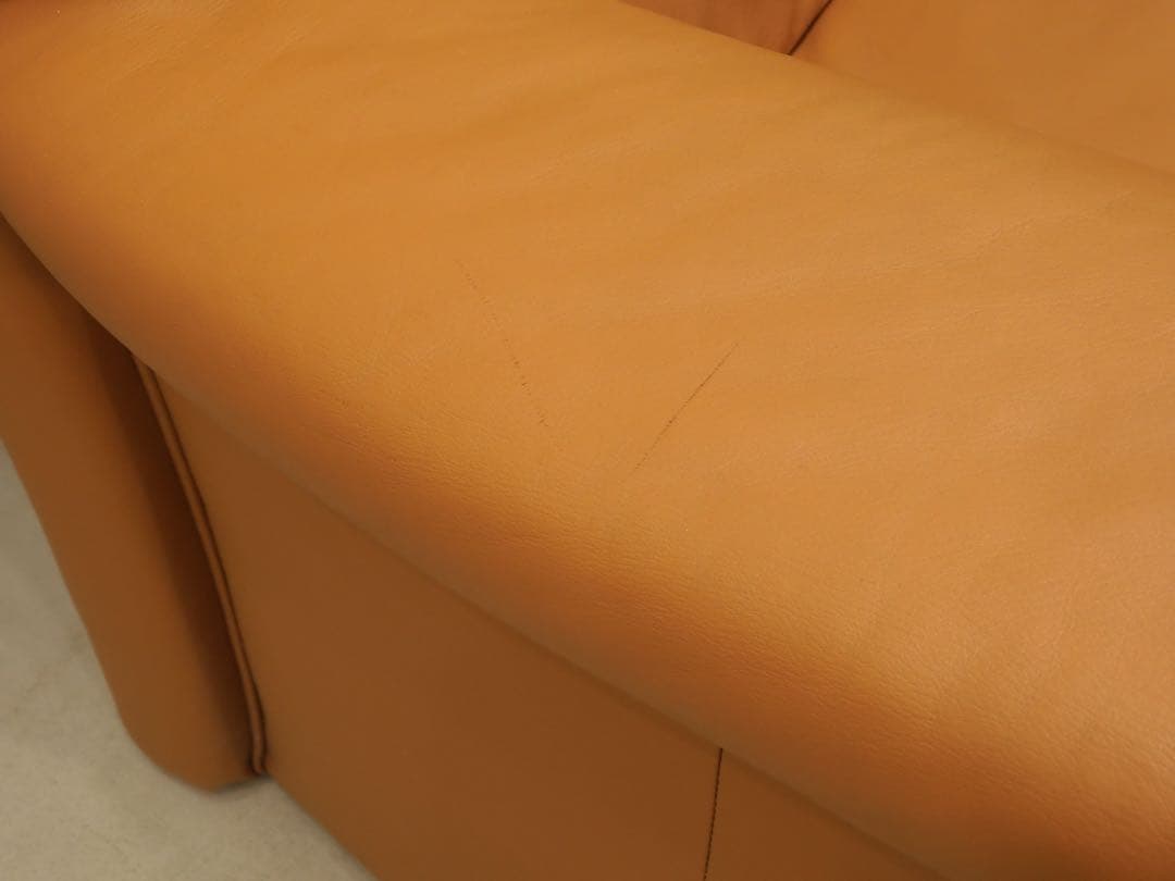 ヒモラ ベルク 3人掛け IDC大塚家具 革張り ウレタン オットマン カウチ