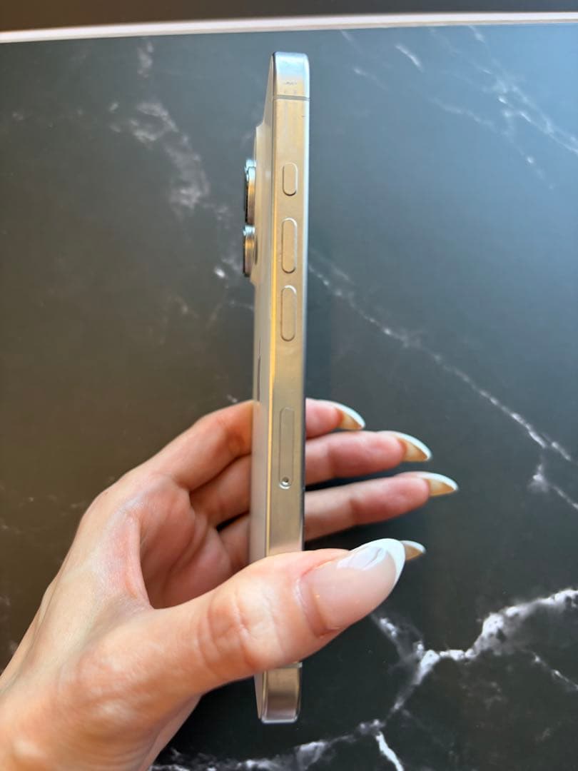 美品！iPhone 16 Pro 256GB ホワイトチタニウム　SIMフリー