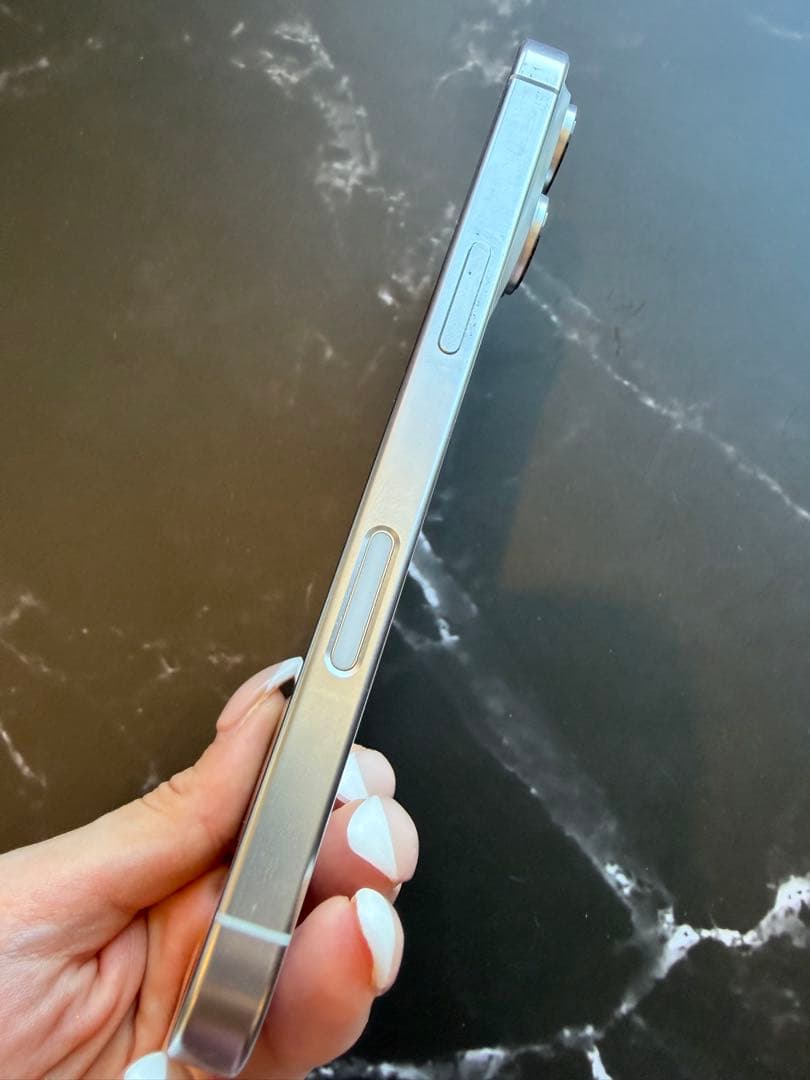 美品！iPhone 16 Pro 256GB ホワイトチタニウム　SIMフリー