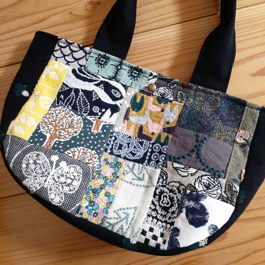 ミナペルホネン　たくさんのファブリックで両面パッチワークのラウンドトートバッグ