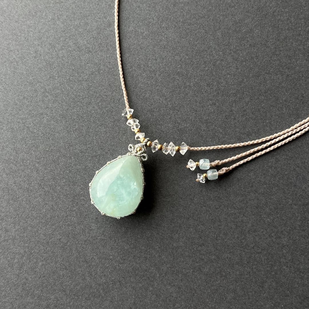 アクアマリンのマクラメ編み 天然石ネックレス