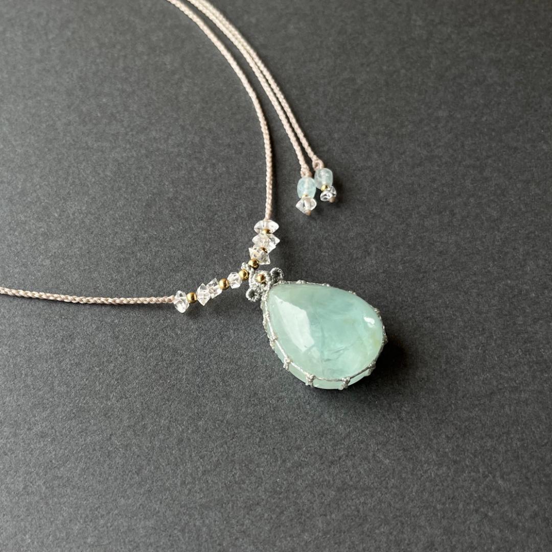 アクアマリンのマクラメ編み 天然石ネックレス