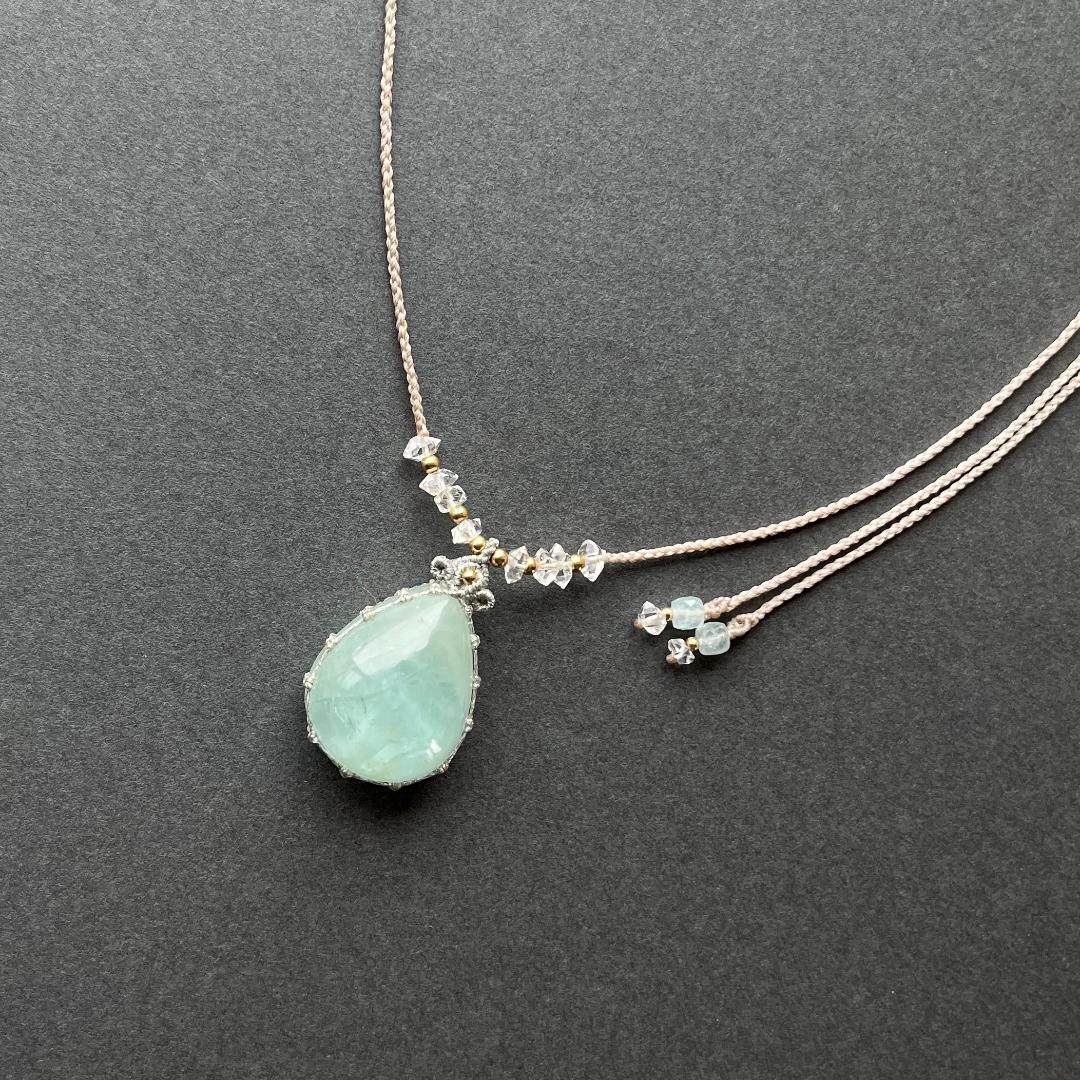 アクアマリンのマクラメ編み 天然石ネックレス