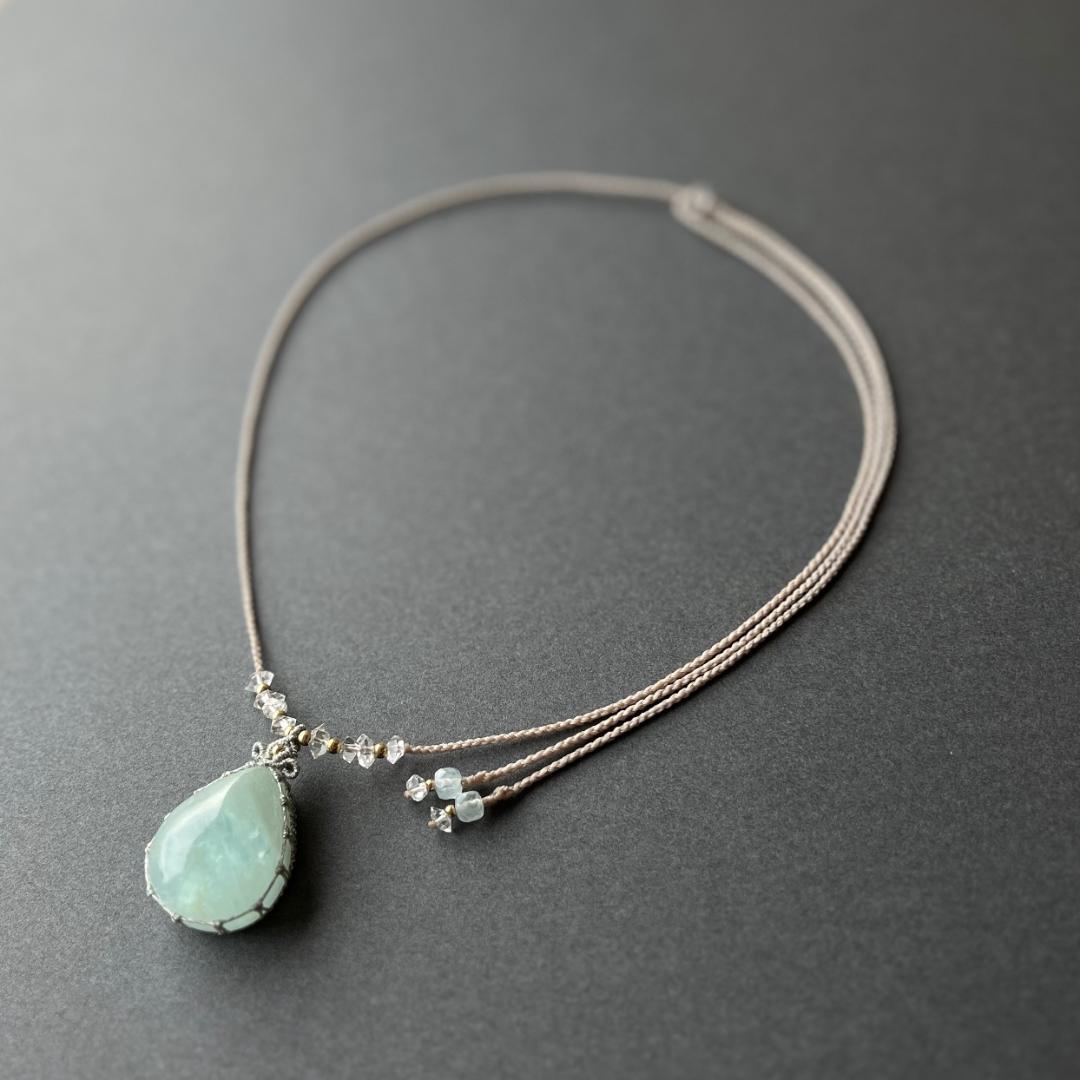 アクアマリンのマクラメ編み 天然石ネックレス