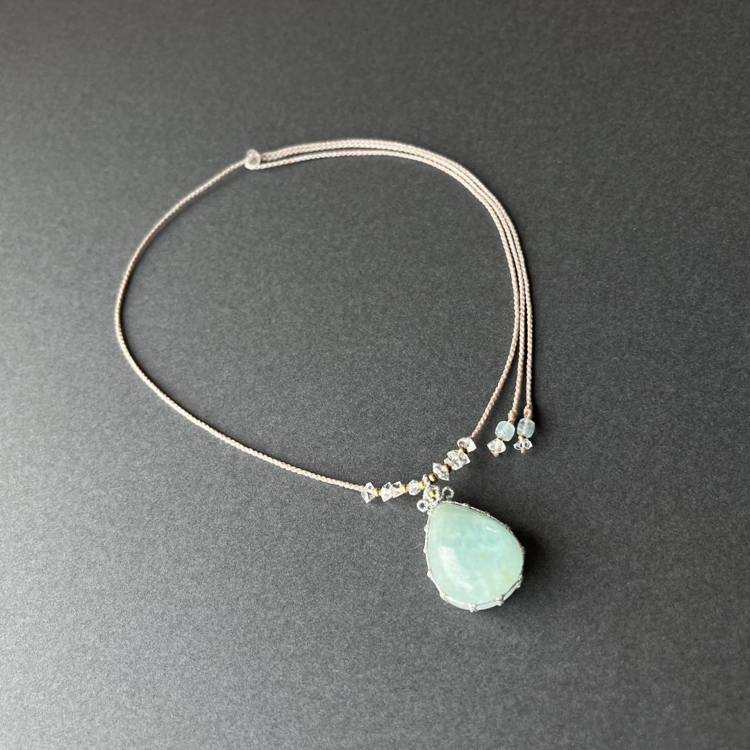 アクアマリンのマクラメ編み 天然石ネックレス