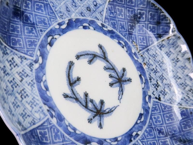 古伊万里　染付　菊花四方襷紋に若松の図　６寸皿　A361A-fbva