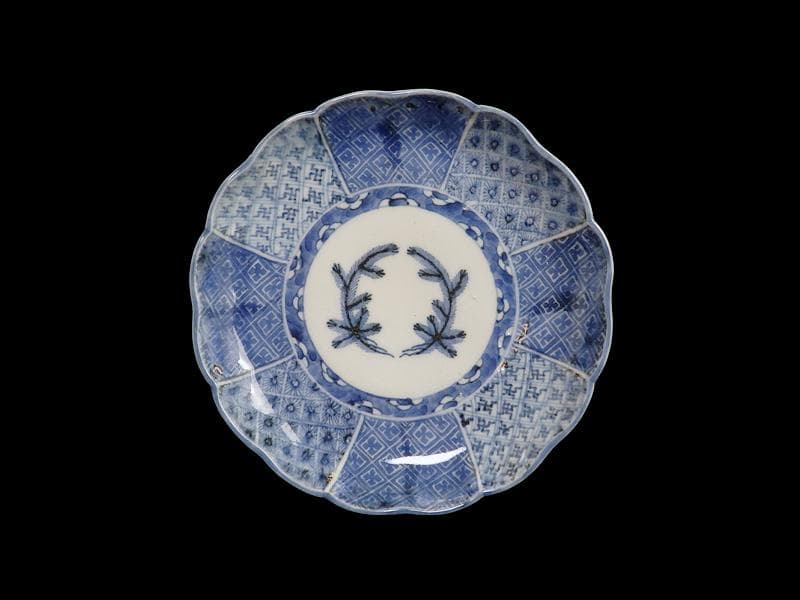 古伊万里　染付　菊花四方襷紋に若松の図　６寸皿　A361A-fbva