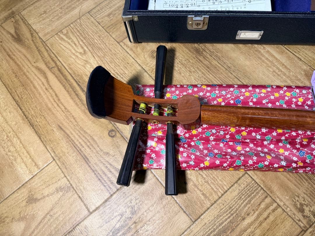 三味線 詳細不明 和楽器 ケース付き 全長約94㎝ 現状品◆KN(A110)