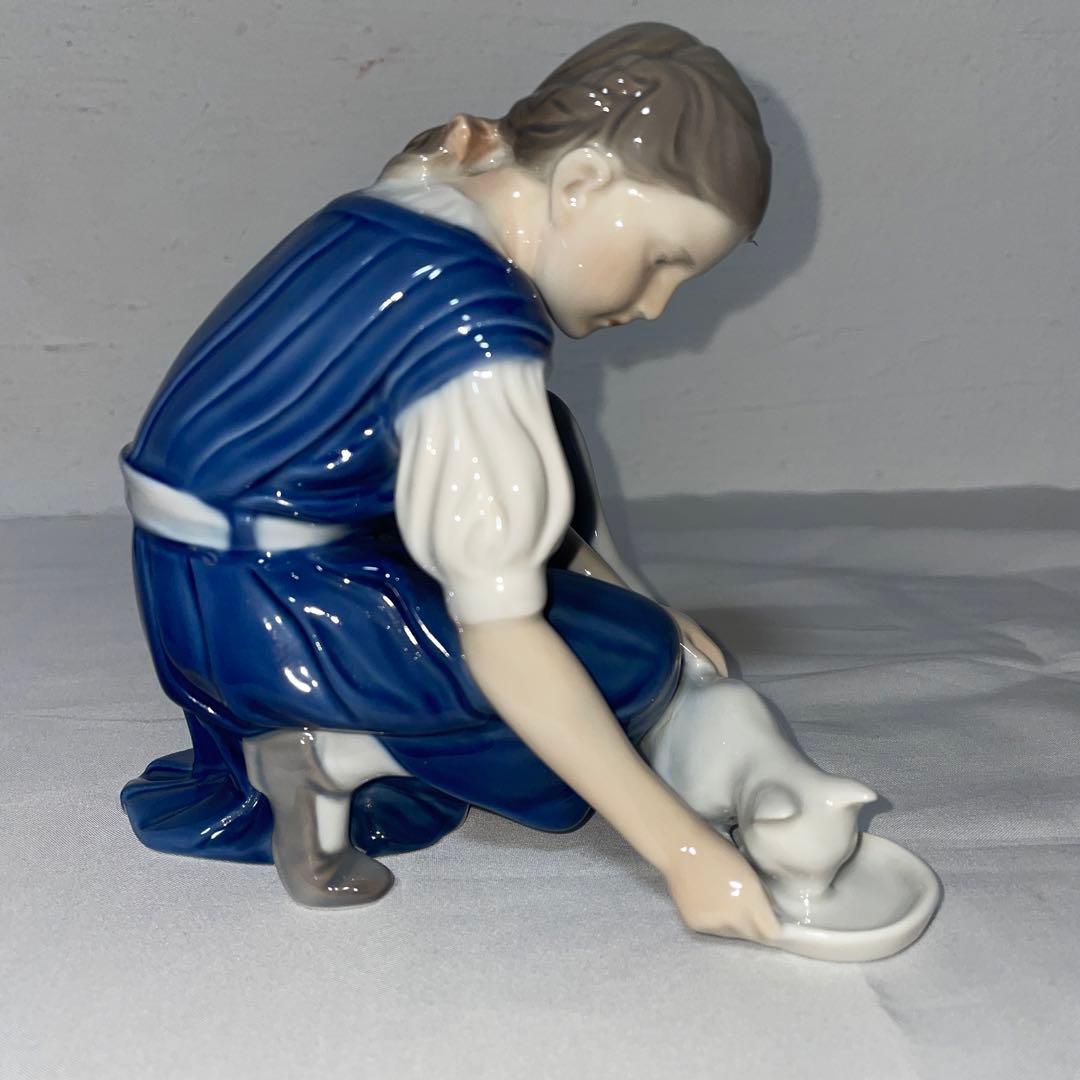 ロイヤルコペンハーゲン　猫にミルクをあげる少女