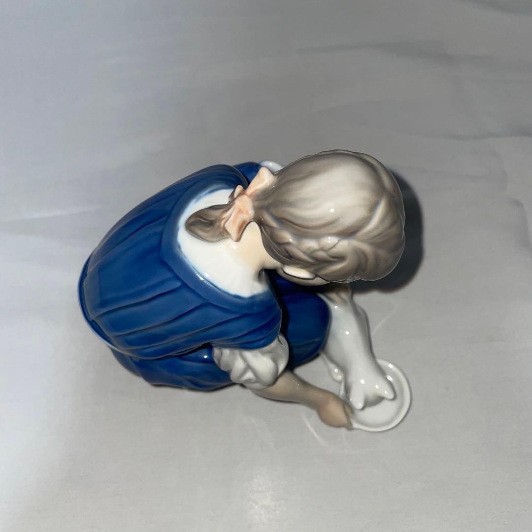 ロイヤルコペンハーゲン　猫にミルクをあげる少女