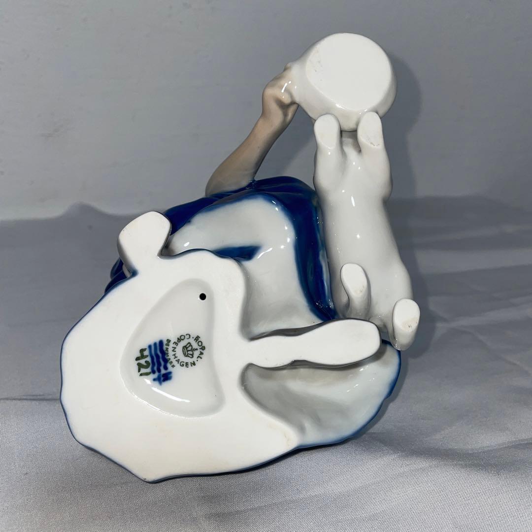 ロイヤルコペンハーゲン　猫にミルクをあげる少女