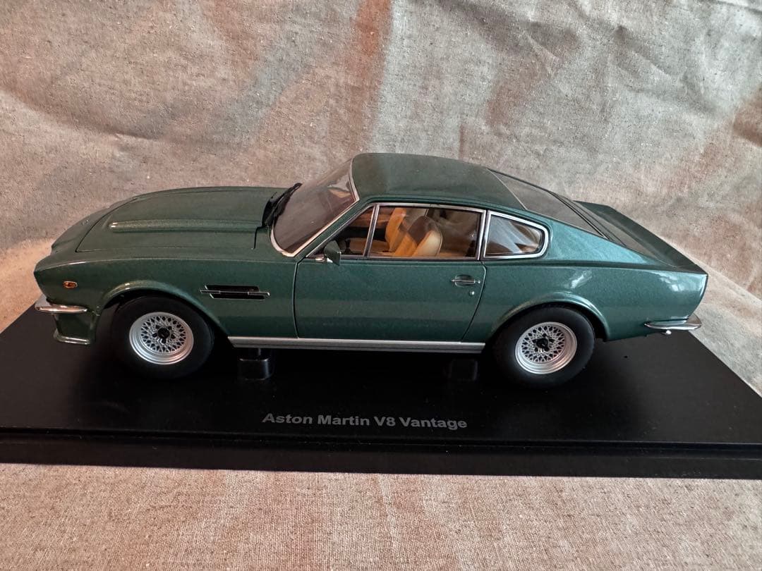 Aston Martin V8 Vantage オートアート 1/18 1:18