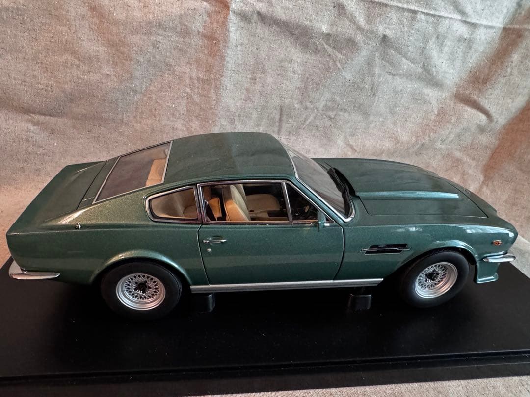Aston Martin V8 Vantage オートアート 1/18 1:18