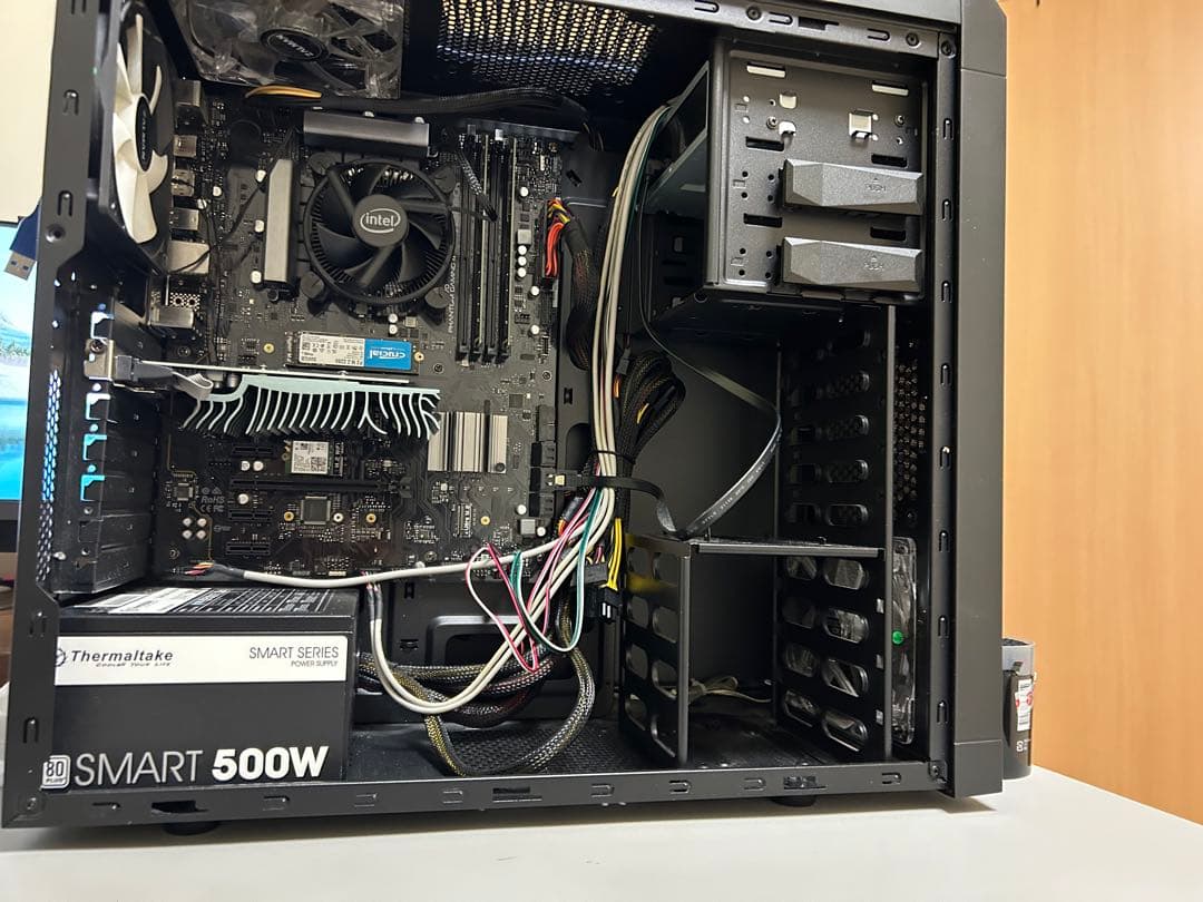 4台モニター着けれるトレイダー用 PCです。