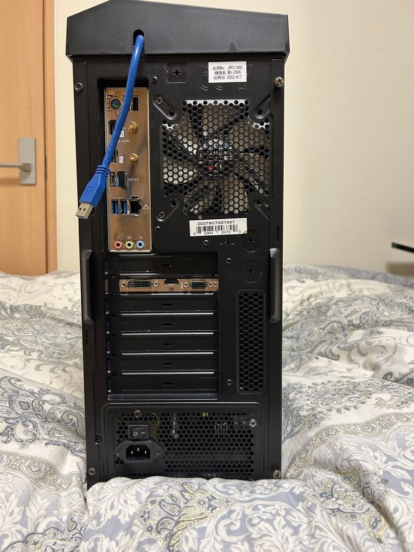 4台モニター着けれるトレイダー用 PCです。