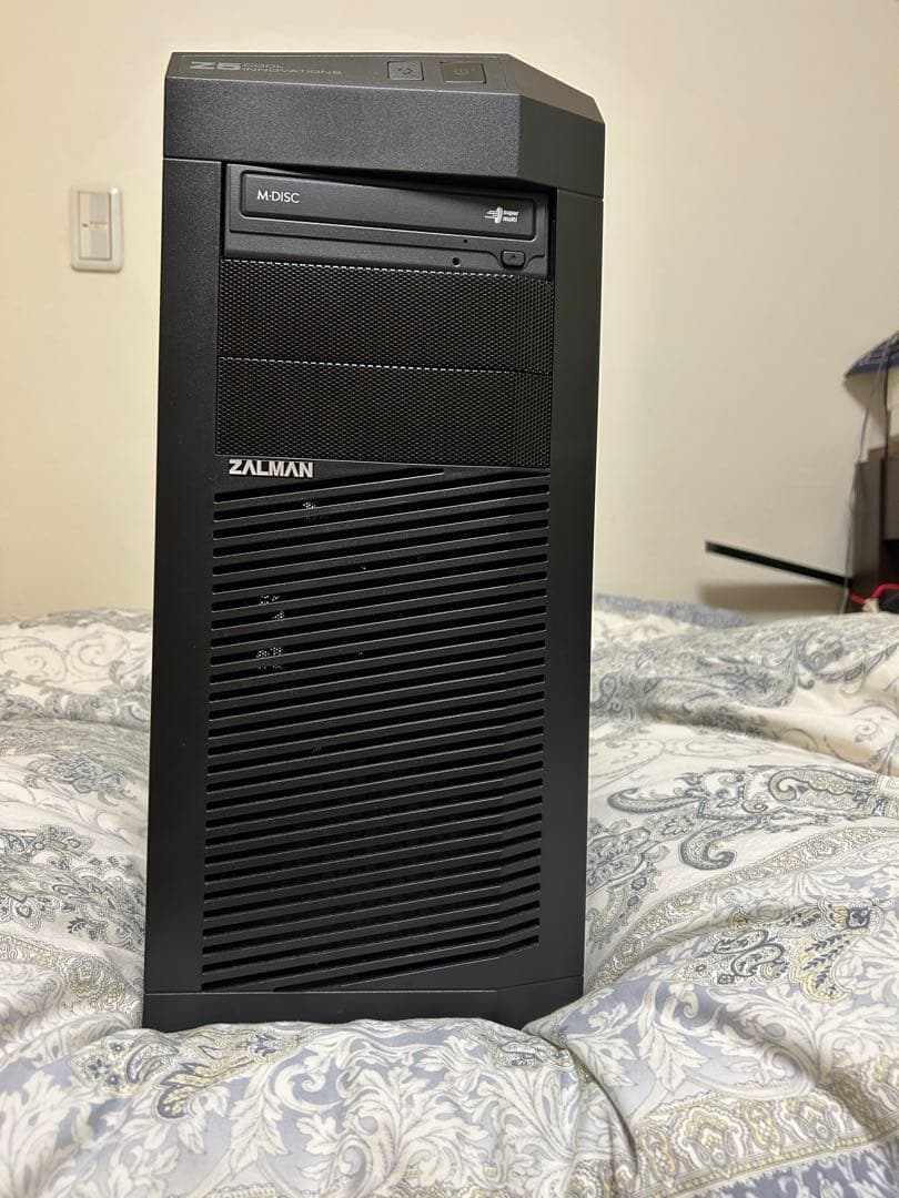 4台モニター着けれるトレイダー用 PCです。