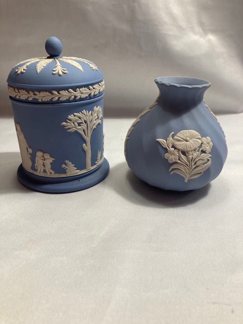 ウェッジウッド 青い陶器の装飾容器と花瓶セット