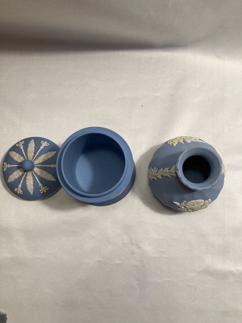 ウェッジウッド 青い陶器の装飾容器と花瓶セット