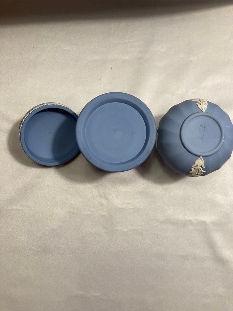 ウェッジウッド 青い陶器の装飾容器と花瓶セット