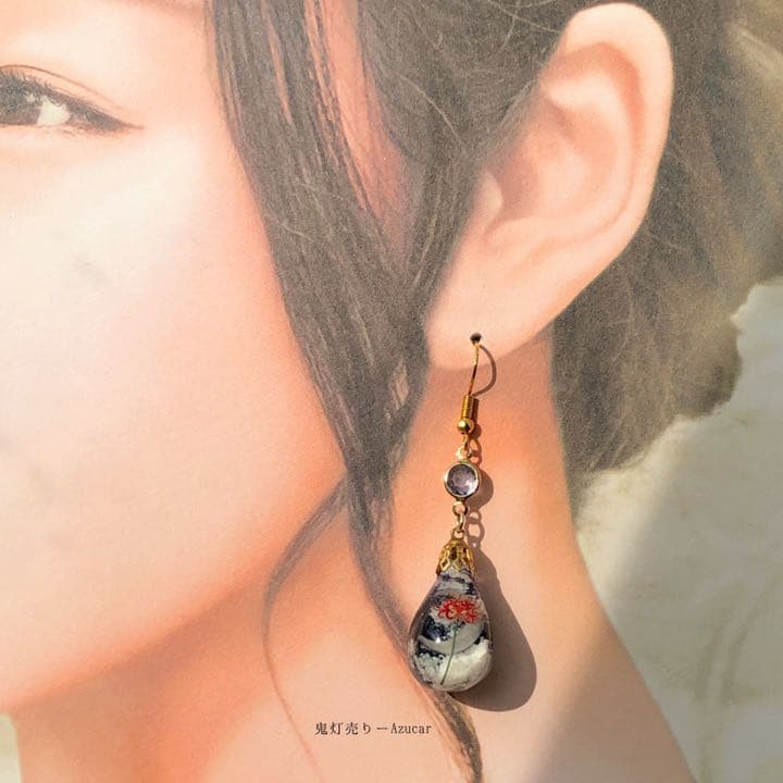 藍色の空に彼岸花と花結びのピアス　イヤリング オルゴナイトのドロップ