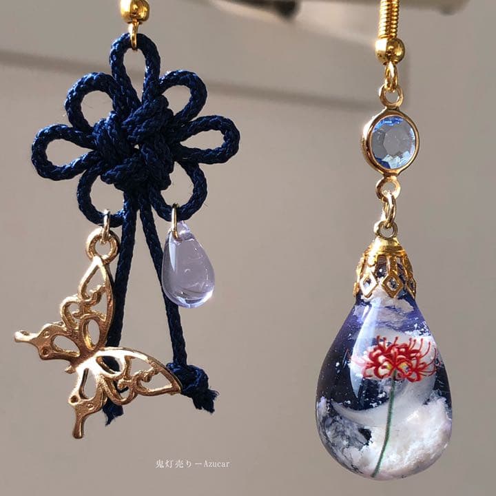 藍色の空に彼岸花と花結びのピアス　イヤリング オルゴナイトのドロップ