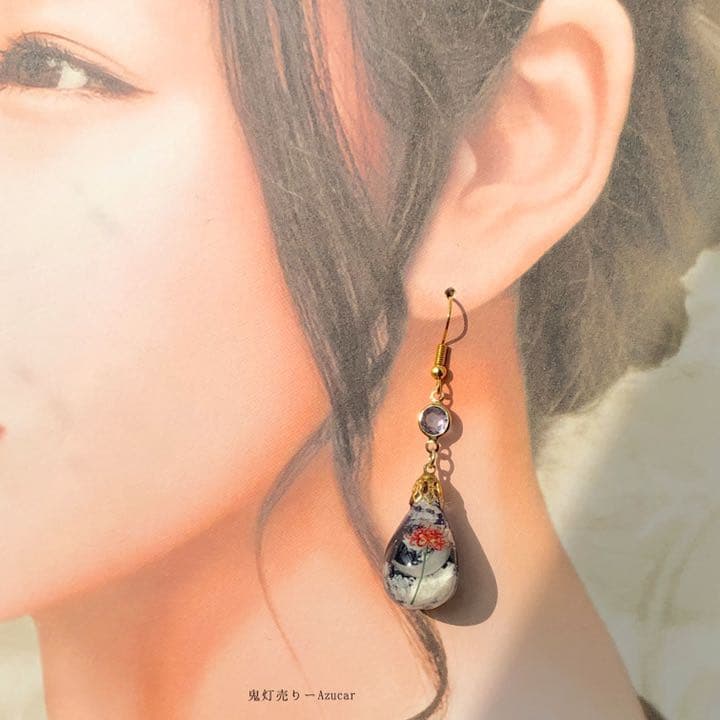 藍色の空に彼岸花と花結びのピアス　イヤリング オルゴナイトのドロップ