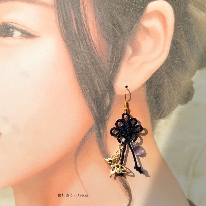 藍色の空に彼岸花と花結びのピアス　イヤリング オルゴナイトのドロップ