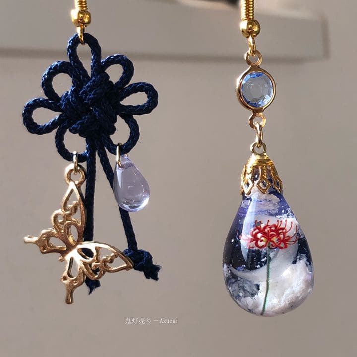 藍色の空に彼岸花と花結びのピアス　イヤリング オルゴナイトのドロップ