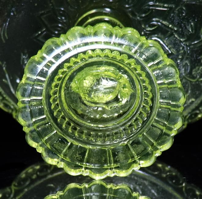 オールド・バカラ(BACCARAT) 1880年 ウランガラス製 大型コンポート