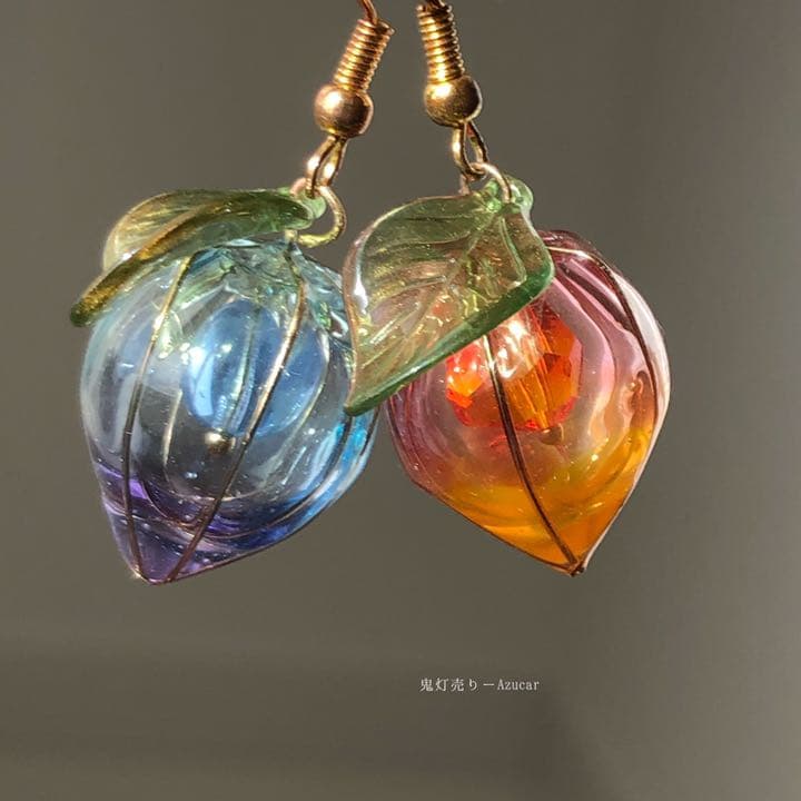 紅オレンジ鬼灯とブルー鬼灯の和風ピアス　イヤリングレジンワイヤーディップアート
