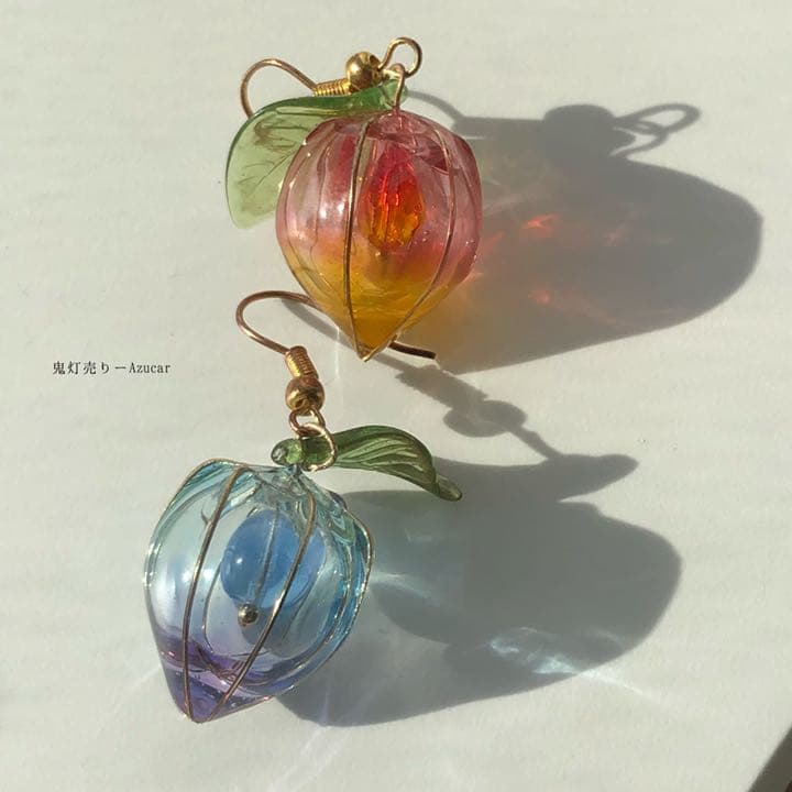 紅オレンジ鬼灯とブルー鬼灯の和風ピアス　イヤリングレジンワイヤーディップアート
