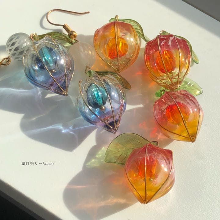 紅オレンジ鬼灯とブルー鬼灯の和風ピアス　イヤリングレジンワイヤーディップアート