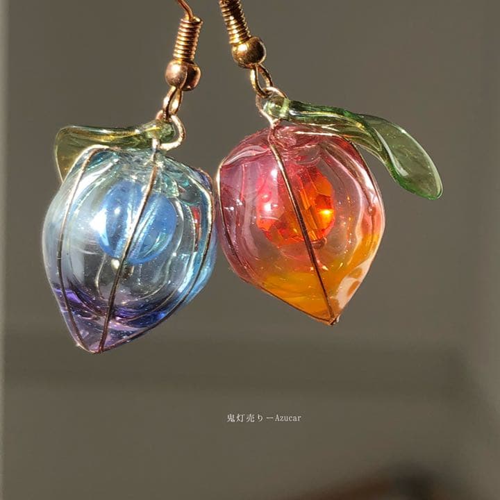 紅オレンジ鬼灯とブルー鬼灯の和風ピアス　イヤリングレジンワイヤーディップアート