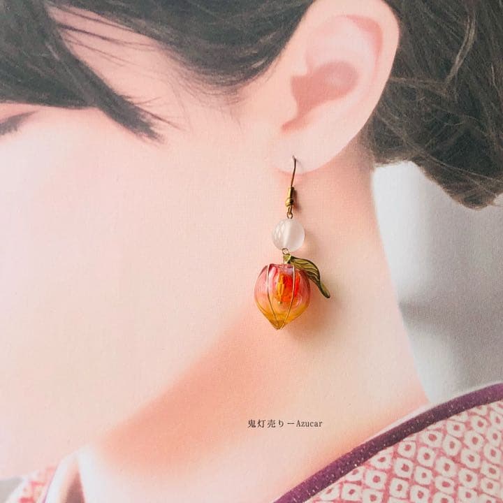 紅オレンジ鬼灯とブルー鬼灯の和風ピアス　イヤリングレジンワイヤーディップアート