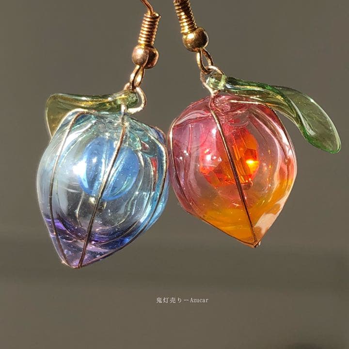 紅オレンジ鬼灯とブルー鬼灯の和風ピアス　イヤリングレジンワイヤーディップアート