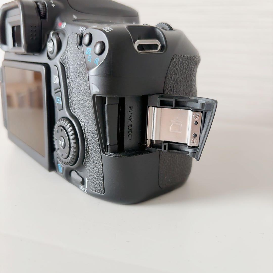 Canon EOS 70D ダブル ズーム レンズキット 一眼レフカメラ