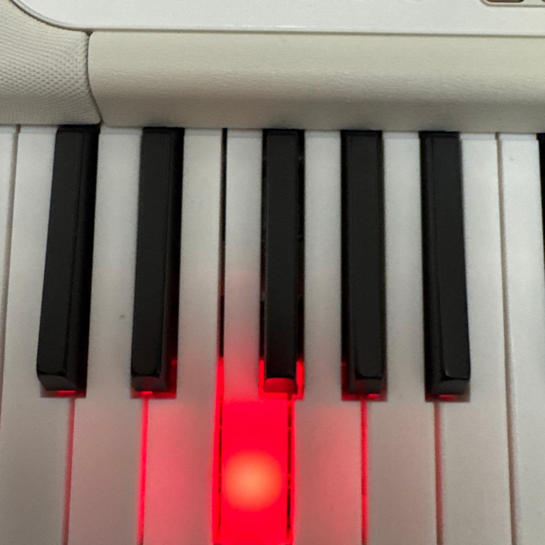 CASIO ホワイト電子キーボードLK526